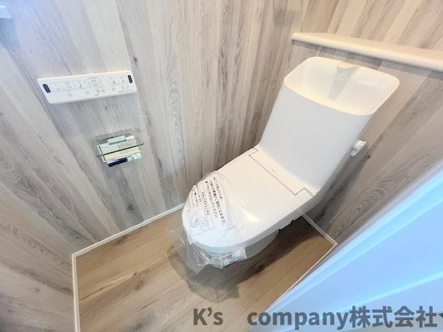 茅ヶ崎市矢畑　新築戸建　2号棟のトイレ|おしゃれな印象のクロスのトイレ