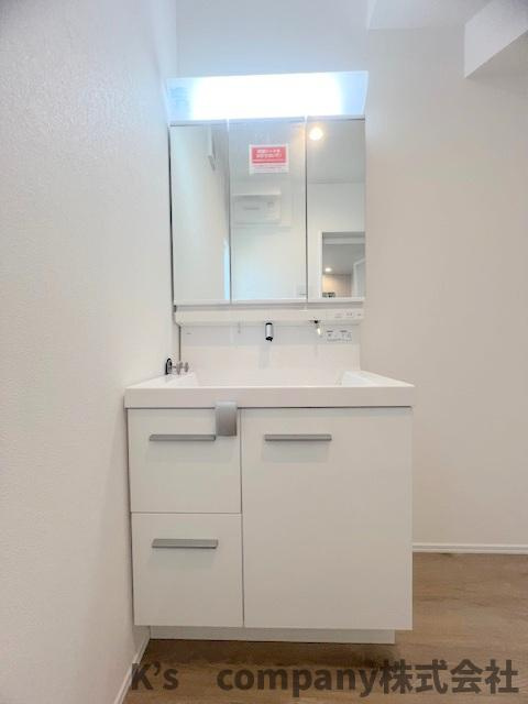 茅ヶ崎市矢畑　新築戸建　2号棟の独立洗面台|三面鏡の内側には小物収納が充実しています◇