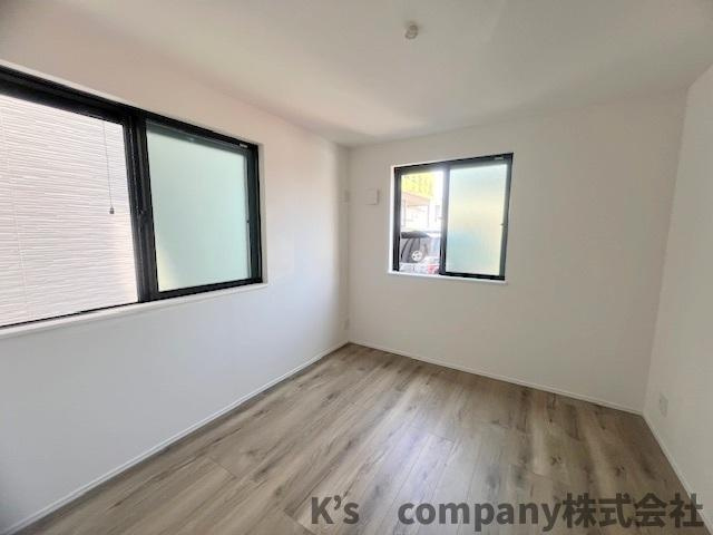 茅ヶ崎市矢畑　新築戸建　2号棟の洋室|サービスルーム5.3帖◇２面採光で明るいお部屋で居室としてもお使いいただけます◇