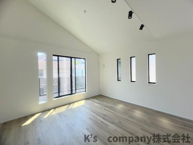 茅ヶ崎市矢畑　新築戸建　2号棟の居間・リビング|リビングゆとりの17帖◇正面にはバルコニーがありバルコニーからも明るさをより多く取り入れています♪