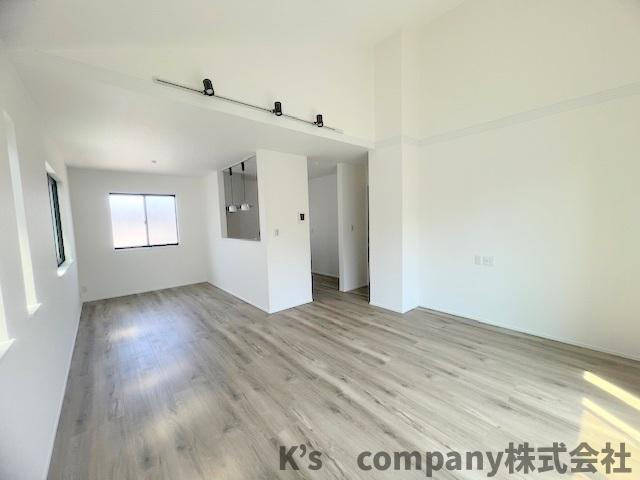 茅ヶ崎市矢畑　新築戸建　2号棟の居間・リビング|勾配天井で開放感のある空間♪