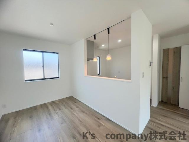 茅ヶ崎市矢畑　新築戸建　2号棟のダイニング|正面には対面キッチンがありリビングにいるご家族を感じながらお料理ができます♪