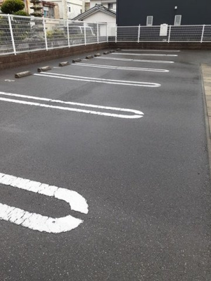 【駐車場】 | ノーブルハウス八幡－Ａ | 駐車場があるので、車を買う予定の方も安心です