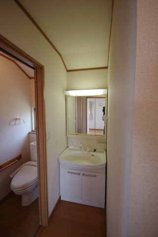 下野市石橋　戸建　予約済の独立洗面台|２階洗面化粧台