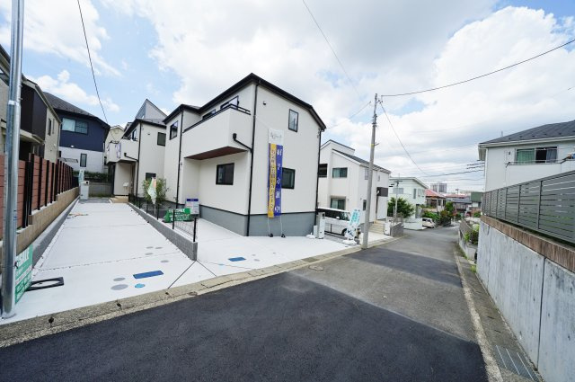 【横浜市旭区万騎が原72-4全2棟新築戸建て】★仲介手数料無料★（万騎が原小学校・万騎が原中学校）の前面道路含む現地写真
