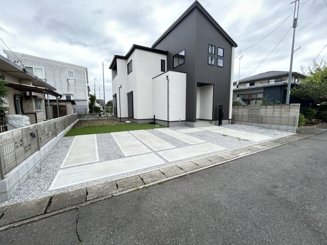 新築　高崎市井野町　GRAFARE　1号棟の駐車場|現地写真　駐車スペースは並列2～3台分可能です！
