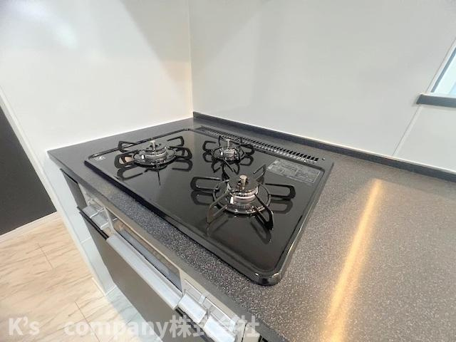 ◎茅ヶ崎市高田1丁目　新築戸建のキッチン|同時進行ができる3口コンロ♪