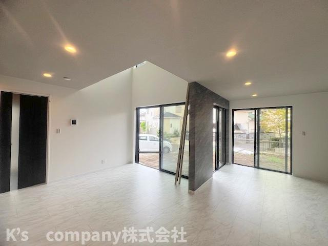 ◎茅ヶ崎市高田1丁目　新築戸建の居間・リビング|21帖あるリビングルーム◇◇