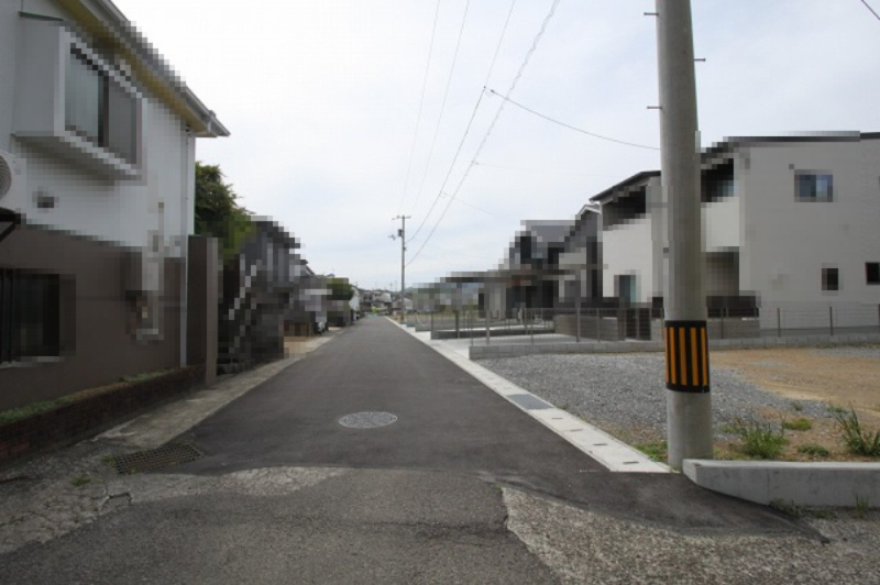 瀬戸東町3丁目　建築条件なし　売土地の前面道路含む現地写真