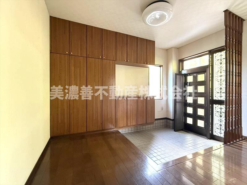 ６５２１４　岐阜市岩田坂中古戸建ての玄関