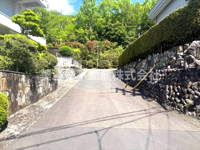 ６５２１４　岐阜市岩田坂中古戸建ての前面道路含む現地写真