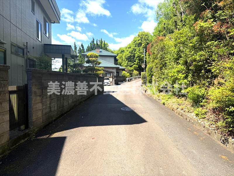 ６５２１４　岐阜市岩田坂中古戸建ての前面道路含む現地写真