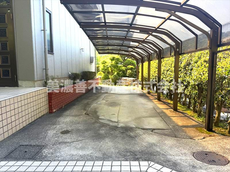 ６５２１４　岐阜市岩田坂中古戸建ての駐車場