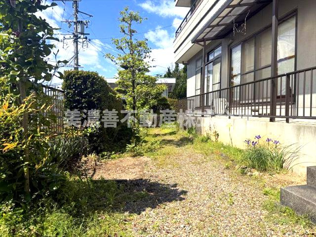 ６５２１４　岐阜市岩田坂中古戸建ての庭