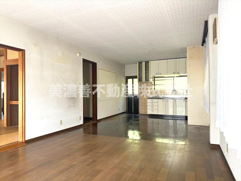 ６５２１４　岐阜市岩田坂中古戸建ての居間・リビング