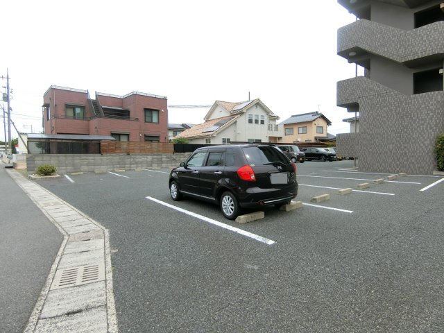 スカイマンションDの駐車場