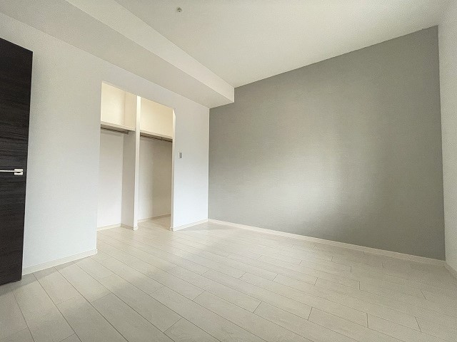 ヴェルディ広駅前ツインタワーの洋室|約7.0帖の洋室です。アクセントクロスが落ち着いた雰囲気を演出しています。