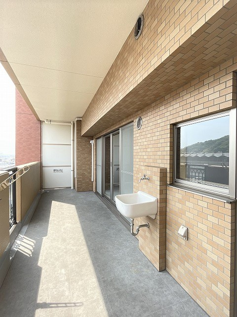 ヴェルディ広駅前ツインタワーのバルコニー|バルコニーにはスロップシンクが付いており、お掃除などにも便利です。