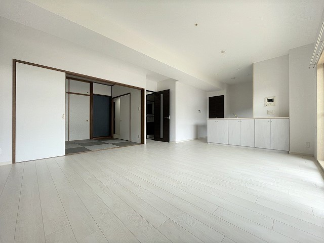 ヴェルディ広駅前ツインタワーの居間・リビング|リフォーム工事完了しました！白を基調とした落ち着いた雰囲気の内装となっています。