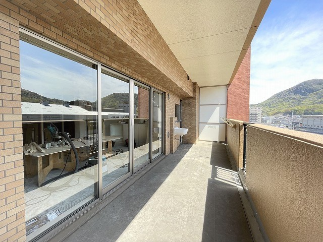 ヴェルディ広駅前ツインタワーのバルコニー|南面なのでしっかりと光が入りますね。バルコニーの幅が広いので、色々な活用ができそうです。