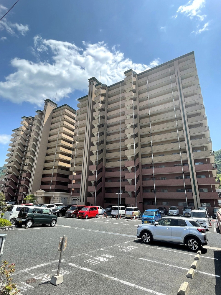 ヴェルディ広駅前ツインタワーの外観|JR呉線「広」駅まで徒歩5分。南側には線路が通っており、建物がないため、陽当たり良好です。