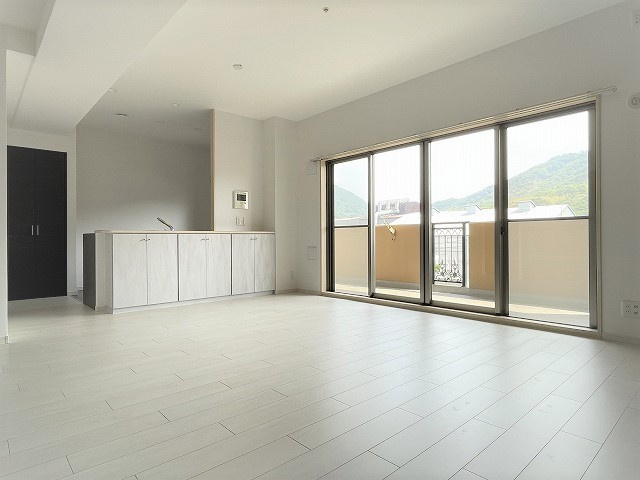 ヴェルディ広駅前ツインタワーのキッチン|開口部が大きく室内へ光がしっかりと入ります！キッチンカウンター下は収納となっています。