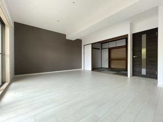 ヴェルディ広駅前ツインタワーの居間・リビング|LDKと和室は隣接しており、和室は扉を閉めることで空間を分けることもできます。