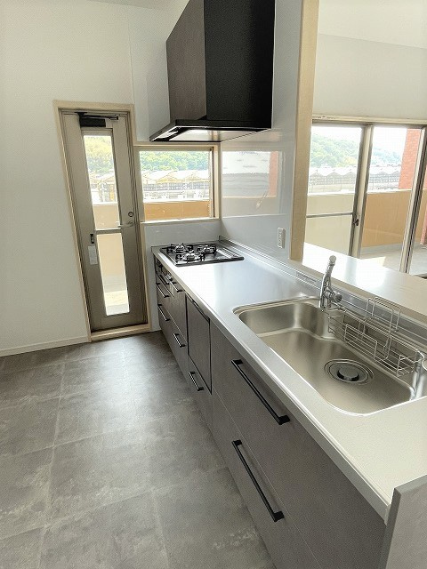 ヴェルディ広駅前ツインタワーのキッチン|キッチンは浄水付き水栓、食器洗浄乾燥機、3口ガスコンロが付いています。