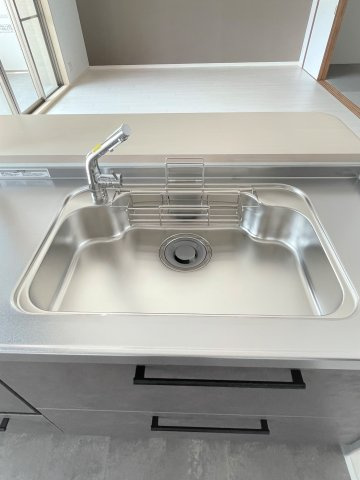 ヴェルディ広駅前ツインタワーのキッチン|広めのシンクに浄水器付き水栓があります。