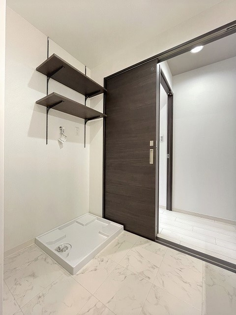 ヴェルディ広駅前ツインタワーの脱衣所|洗濯機置場上には稼働棚が付いており、洗剤など置いておくのに便利です。