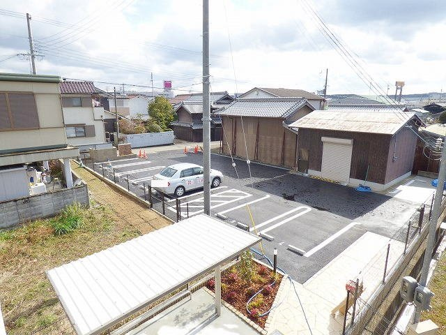三木市大村のアパートの駐車場