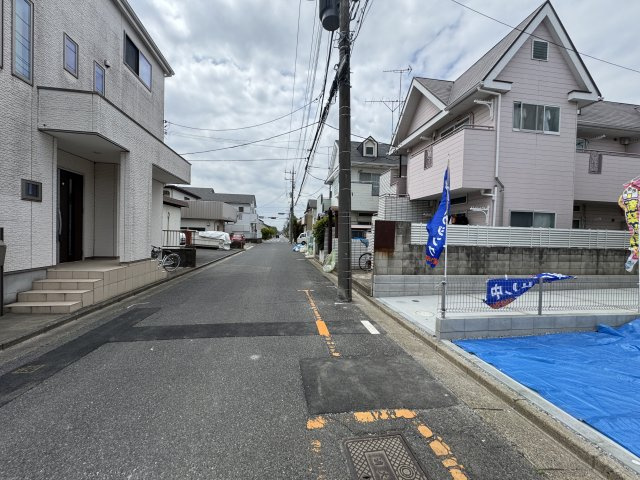 三郷市早稲田７丁目新築戸建の前面道路含む現地写真|南側前面道路・幅員約6ｍ