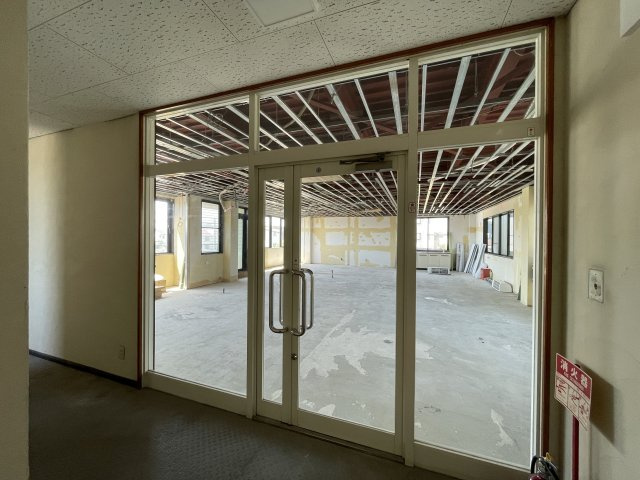 横山ビルの玄関