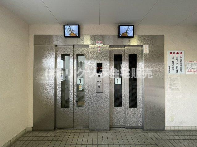 寝屋川サンハイツA棟のその他共用部分|エレベーター2基　防犯カメラ付き
■物件内覧・資金計画相談・住宅ローン相談、リフォーム相談、お問合せ受付中■
※当日・翌日のご内覧、ご相談はお電話でのお問合せがスムーズです！