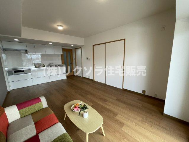 寝屋川サンハイツA棟の居間・リビング|LDK12.3帖　南西向き
■物件内覧・資金計画相談・住宅ローン相談、リフォーム相談、お問合せ受付中■
※当日・翌日のご内覧、ご相談はお電話でのお問合せがスムーズです！