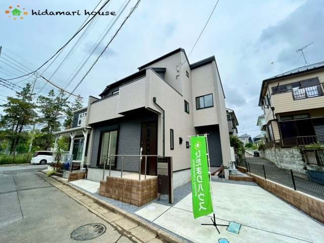 上尾市瓦葺　2期　新築戸建　ブルーミングガーデン01の前面道路含む現地写真