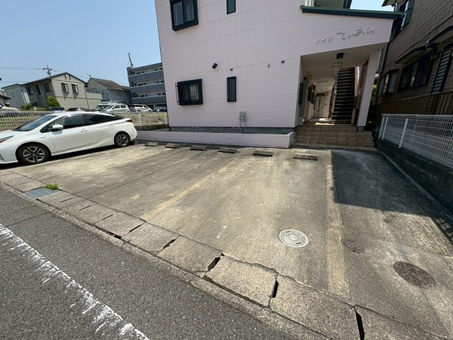 ハイツてぃあらの駐車場
