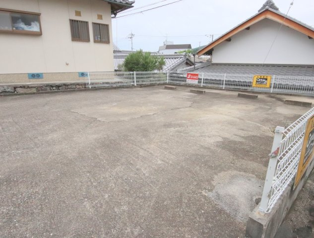 プラネット壱の駐車場