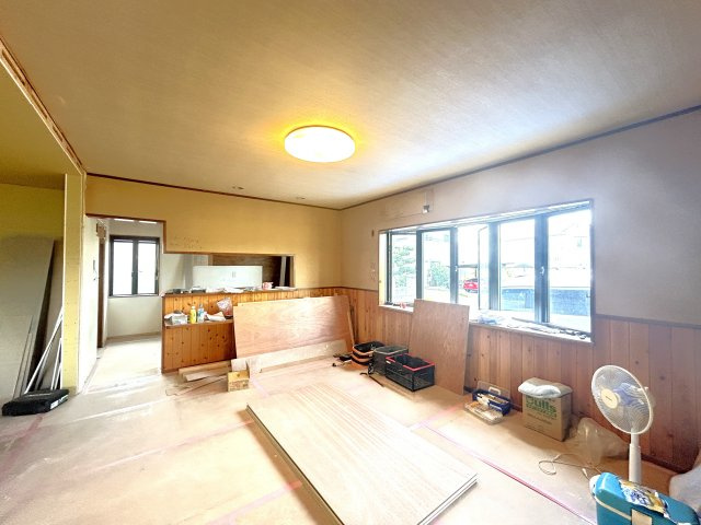 【居間・リビング】 | 下妻市下妻戊　中古戸建 | 家族の集まるLDKは広々16帖！贅沢な空間を演出！