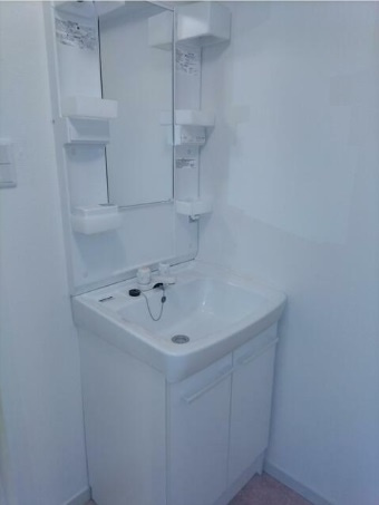 メゾン今在家の洗面所