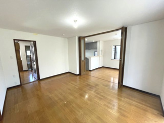 【居間・リビング】 | 和泉市いぶき野1丁目　戸建住宅 | 玄関からキッチン・リビングへと回遊できる作りになっていて便利です。