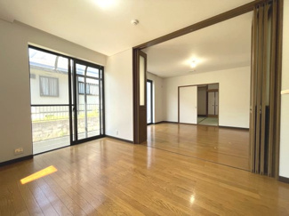 【居間・リビング】 | 和泉市いぶき野1丁目　戸建住宅 | 大きな窓に面したリビングには明るい陽射しが降り注ぎます。