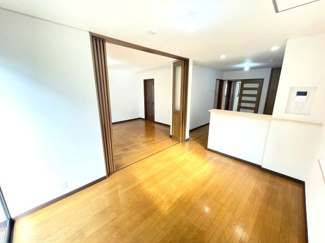【ダイニング】 | 和泉市いぶき野1丁目　戸建住宅 | ダイニングには出窓がありおしゃれな空間となっています。