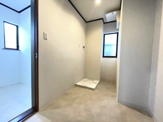 【ランドリースペース】 | 和泉市いぶき野1丁目　戸建住宅 | キッチン横にランドリースペースがあり家事導線も考えられています。
