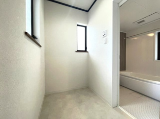 【脱衣所】 | 和泉市いぶき野1丁目　戸建住宅 | スッキリとしたシンプルなつくりの脱衣場となっています。