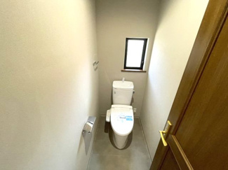 【トイレ】 | 和泉市いぶき野1丁目　戸建住宅 | トイレはシックな落ち着いた色調の空間となっております。