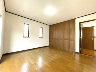 【寝室】 | 和泉市いぶき野1丁目　戸建住宅 | 大きなクローゼットのある約8帖のお部屋は寝室にいかがでしょうか。