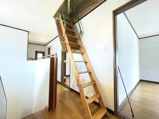 【収納】 | 和泉市いぶき野1丁目　戸建住宅 | 天井高を活かした屋根裏収納を備えており、季節物や思い出の品、大型荷物までしっかりと収納できます。居住スペースを圧迫せず、住まいをすっきりと保てる便利な空間です。