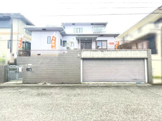 【外観】 | シャッター付きの大きなガレージがございます。