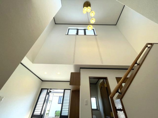 【玄関】 | 和泉市いぶき野1丁目　戸建住宅 | 玄関ホールの吹抜けからは明るい陽射しが注ぎ込みます。